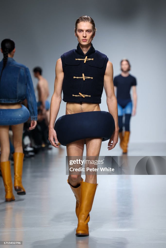 Duran Lantink : Runway - Paris Fashion Week - Womenswear Spring/Summer 2024