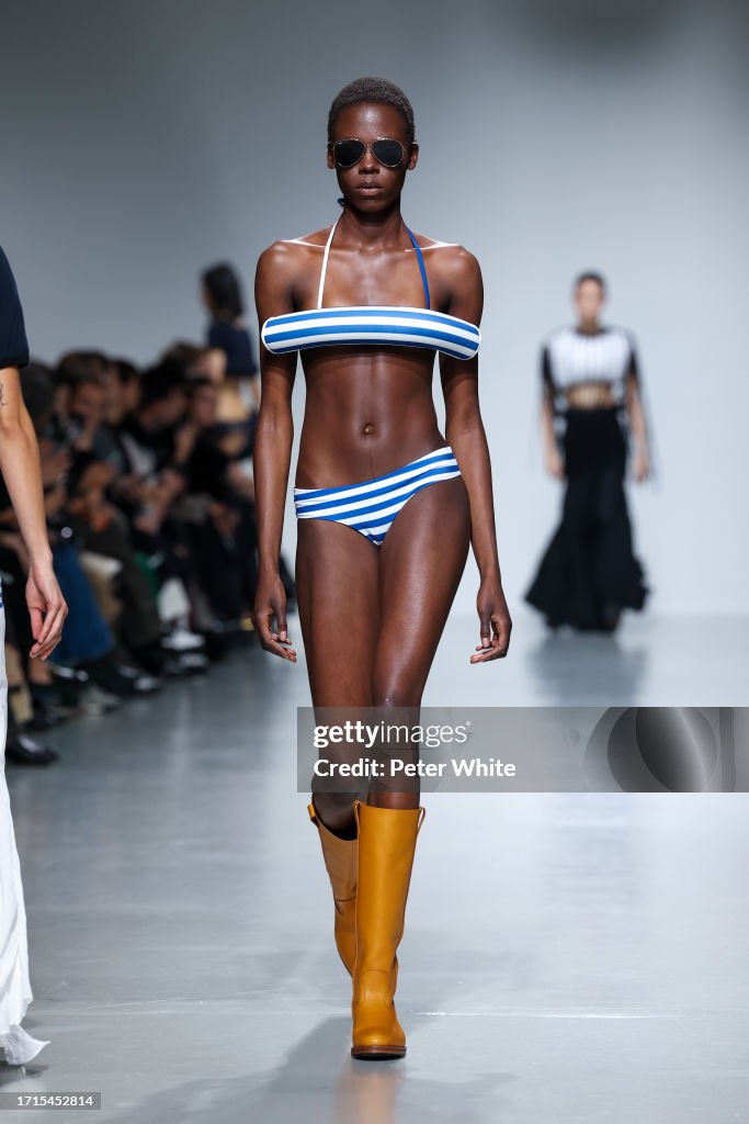 Duran Lantink : Runway - Paris Fashion Week - Womenswear Spring/Summer 2024