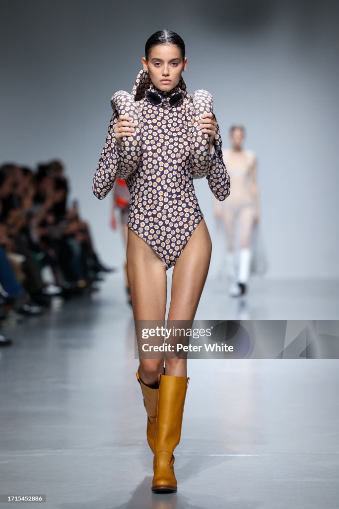 Duran Lantink : Runway - Paris Fashion Week - Womenswear Spring/Summer 2024