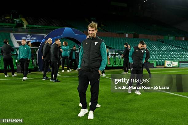 Ivan Provedel of SS Lazio during the walk around at Celtic Park Stadium on October 03, 2023 in Glasgow, Scotland.