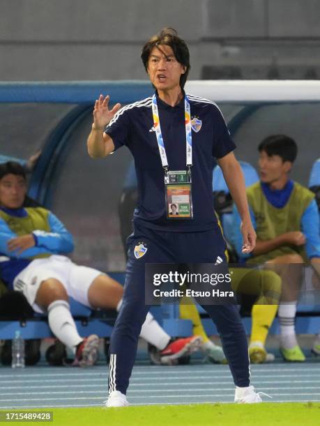 Ulsan Hyundai head coach Hong Myung Bo gestures during the AFC Champions League Group I match between Kawasaki Frontale and Ulsan Hyundai at Todoroki...