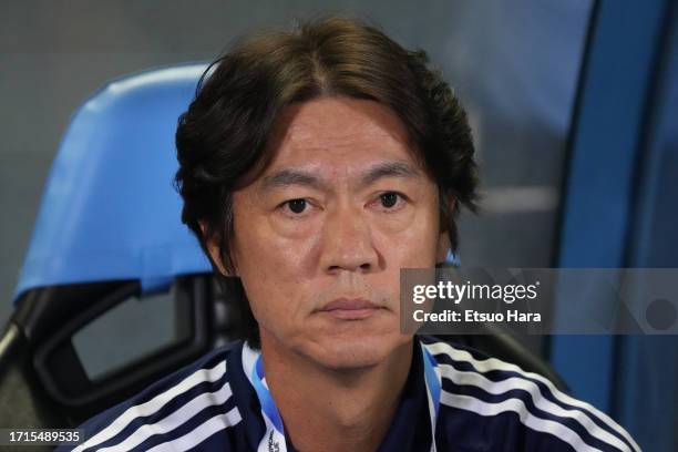 Ulsan Hyundai head coach Hong Myung Bo looks on prior to the AFC Champions League Group I match between Kawasaki Frontale and Ulsan Hyundai at...