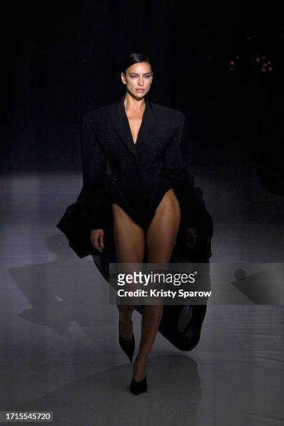 Irina Shayk walks the runway during the Mugler Womenswear Spring/Summer 2024 show as part of Paris Fashion Week on October 02, 2023 in Paris, France.