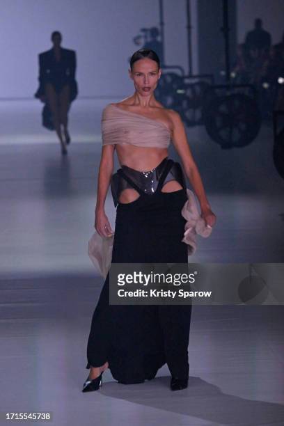 Natasha Poly walks the runway during the Mugler Womenswear Spring/Summer 2024 show as part of Paris Fashion Week on October 02, 2023 in Paris, France.