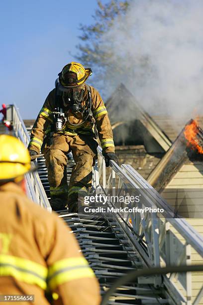 bombeiros com escada - fire station - fotografias e filmes do acervo