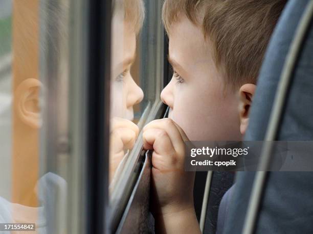 kleine junge auf schulbus - man driving anxiously stock-fotos und bilder