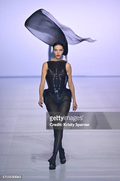 Mariacarla Boscono walks the runway during the Mugler Womenswear Spring/Summer 2024 show as part of Paris Fashion Week on October 02, 2023 in Paris,...