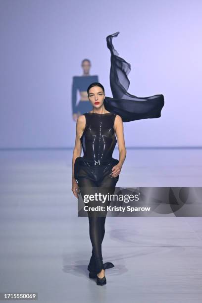 Mariacarla Boscono walks the runway during the Mugler Womenswear Spring/Summer 2024 show as part of Paris Fashion Week on October 02, 2023 in Paris,...