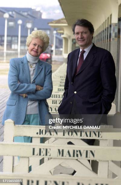La maire sortante DVD Anne d'Ornano pose le 02 mars 2001 sur les planches de Deauville avc le candidat DVD Philippe Augier. Elle ne brigue pas de...