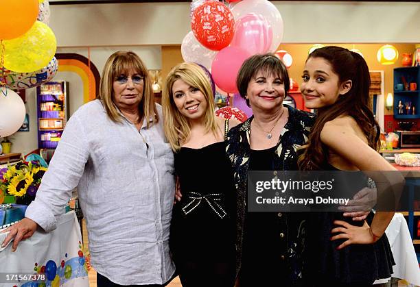 Penny Marshall and Cindy Williams make a guest appearance on Nickelodeon's Sam & Cat, starring Jennette McCurdy and Ariana Grande on June 26, 2013 in...