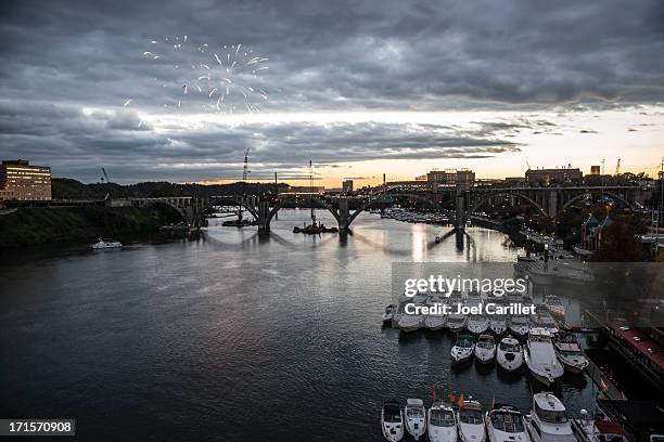 knoxville fuegos artificiales sobre río tennessee - knoxville tennessee fotografías e imágenes de stock