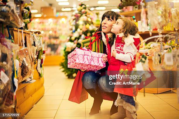 compras de navidad - tienda de regalos fotografías e imágenes de stock