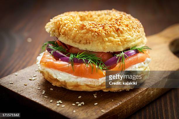 räucherlachs-sandwich - bagel stock-fotos und bilder