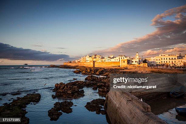 essaouira, maroc: la medina au coucher du soleil - essaouira photos et images de collection