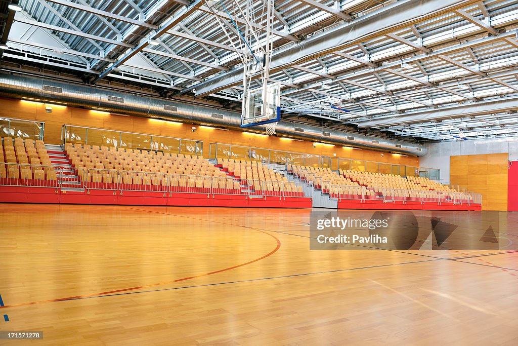 Vazio basquetebol Pavilhão Desportivo com Telhado de Metal