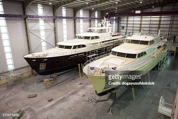 motor yacht di lusso prodotto - cantiere navale foto e immagini stock