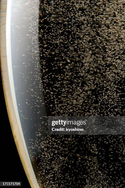 gros plan de bulles de champagne sur fond noir - bulles champagne photos et images de collection