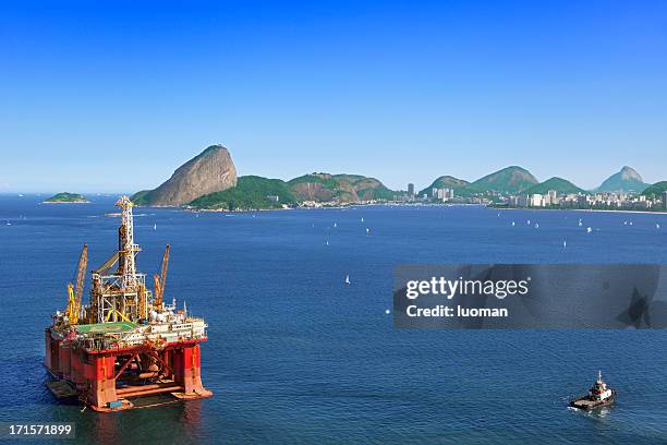 oil platform anchored in rio de janeiro - offshore platform stockfoto's en -beelden
