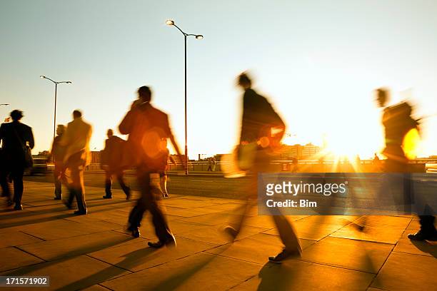 flou personnes marchant dans la lumière du coucher du soleil. - pedestrians photos et images de collection