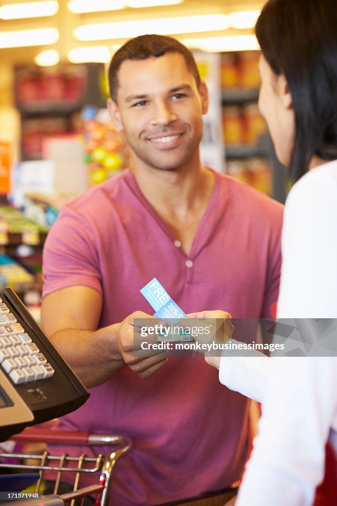 Cliente utilizar cupões no supermercado finalização da compra