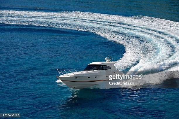 barca a motore - mezzo di trasporto marittimo foto e immagini stock