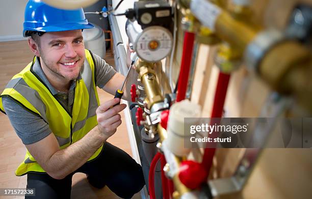 sistema de calefacción de piso de instalación - instalador fotografías e imágenes de stock