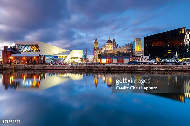 liverpool muelle frente al mar - liverpool england fotografías e imágenes de stock