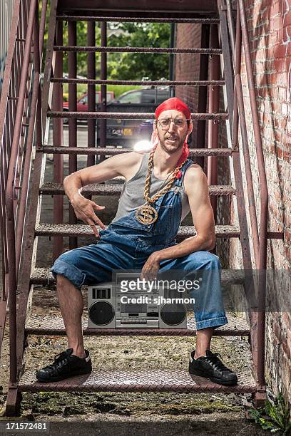 urban hip-hop homem da década de 90, com o seu gueto blaster - gueto - fotografias e filmes do acervo