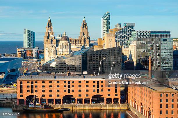 liverpool landmarks, england - albert dok stockfoto's en -beelden