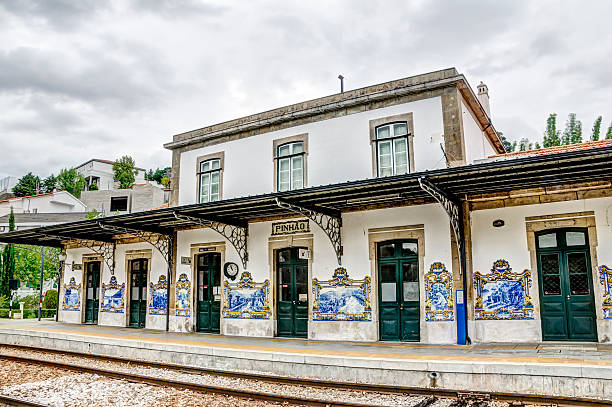 estación del tren en la ciudad de pinhao, portugal - pinhao fotografías e imágenes de stock