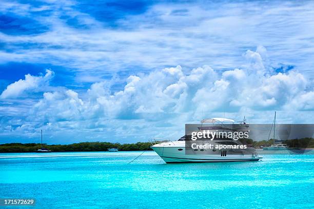 anclado yate de lujo en una isla tropical turquoise beach - yate de lujo fotografías e imágenes de stock