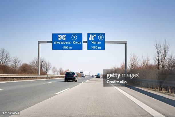 cartello stradale nella tedesca autobahn a66 - autobahn foto e immagini stock