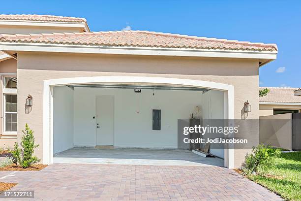 arquitectura: flamante house que se construye con un garaje de vacío - empty garage fotografías e imágenes de stock