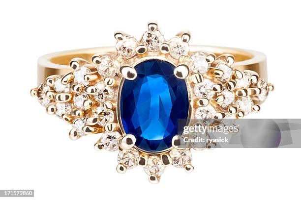isolé vue de près sur un anneau d'or avec saphir et diamant - bague photos et images de collection