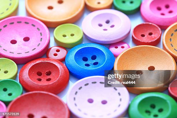 bunte knöpfe - knöpfen stock-fotos und bilder