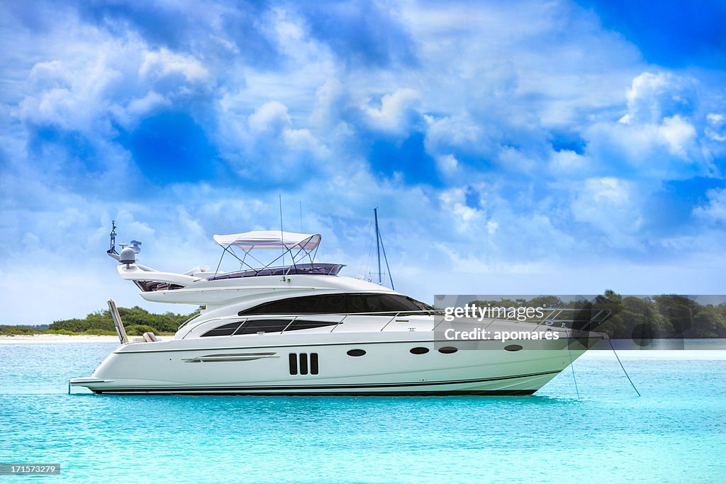 Bianco yacht nel mezzo dell'acqua