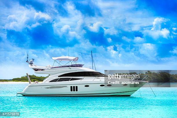white yacht in the middle of the water - rijkdom boot stockfoto's en -beelden