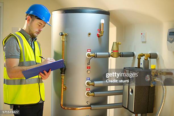 solare termico engineer - bollitore foto e immagini stock