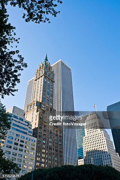 grattacieli di manhattan fifth avenue di new york a central park plaza - upper east side di manhattan foto e immagini stock
