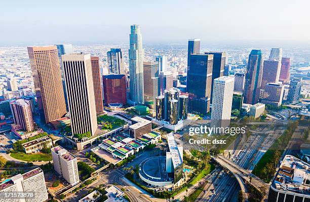 skyline der innenstadt von los angeles kalifornien stadt skyline panorama luftaufnahme - los angeles skyline daytime stock-fotos und bilder