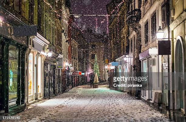 tempesta di neve a lubiana - christmas decorations in store foto e immagini stock