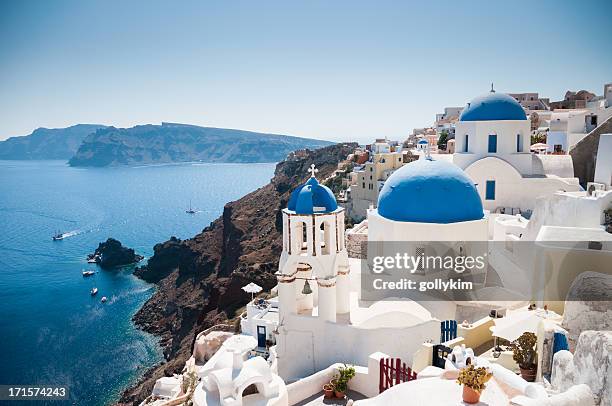 blaue kuppelkirche am caldera-rand in oia, santorin - greek culture stock-fotos und bilder