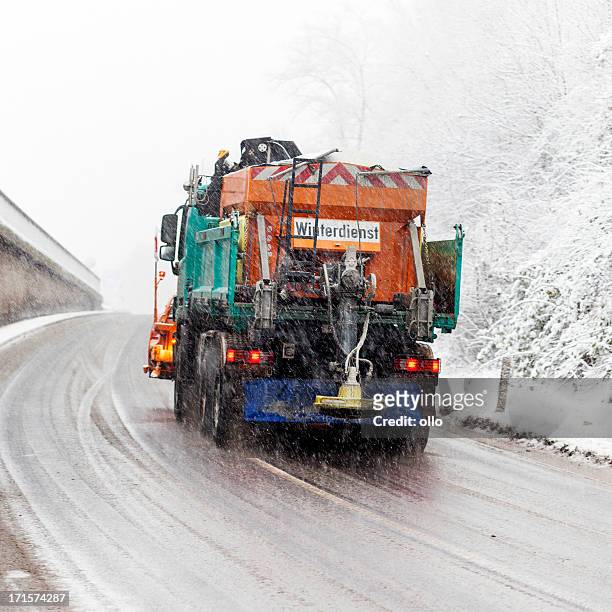 schnee pflug-winter road geschäftsbedingungen - road salt stock-fotos und bilder