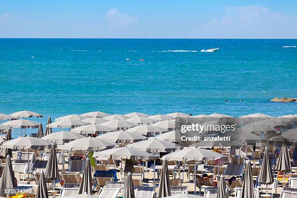 típica praia na riviera romagnola - marche italia - fotografias e filmes do acervo