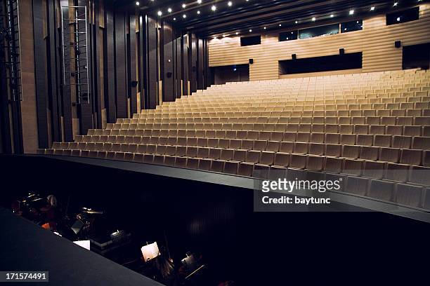オーケストラピットやシアター形式の座席 - コンサートホール ストックフォトと画像