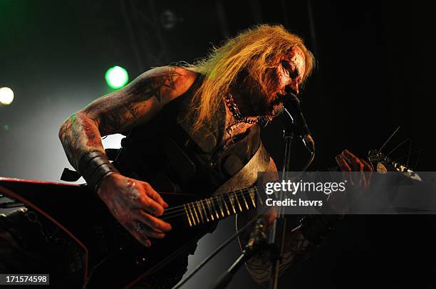 guitarrist e vocalista da banda de metal no club show - heavy metal - fotografias e filmes do acervo