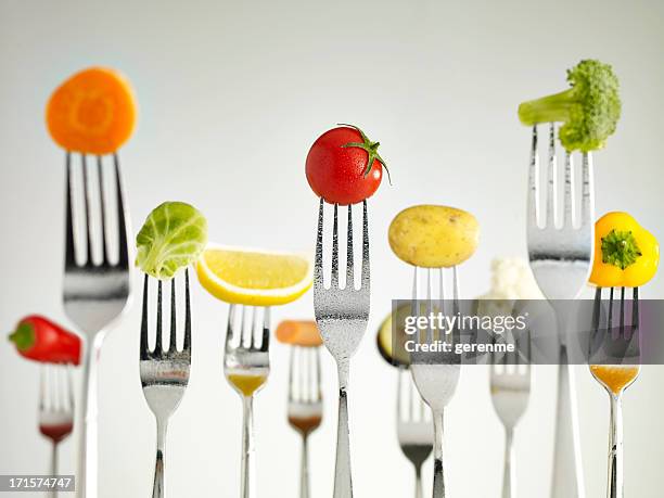 rohkost auf gabeln wet - broccoli white background stock-fotos und bilder