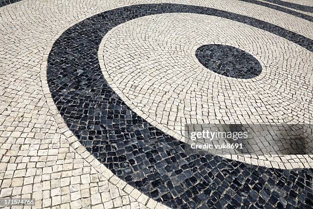 lagos pavement - portugees straatmozaïek stockfoto's en -beelden