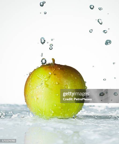 water splashing on a fresh apple - apple water splashing stock pictures, royalty-free photos & images