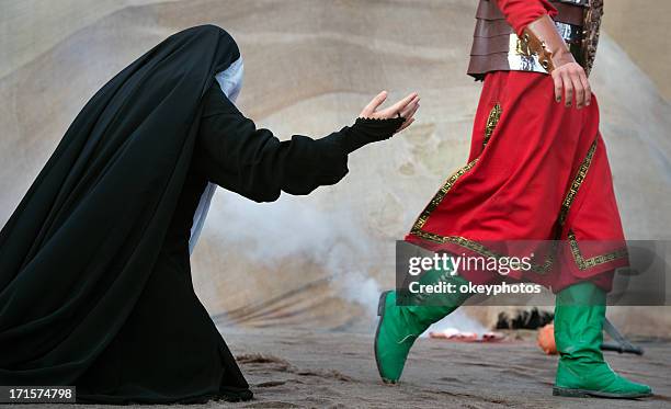 musulmana mujer y hombre no reconocidos - muharram fotografías e imágenes de stock